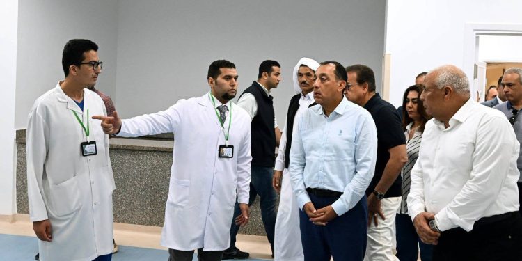 رئيس الوزراء يتفقد أعمال تطوير ورفع كفاءة مستشفى رأس الحكمة المركزي