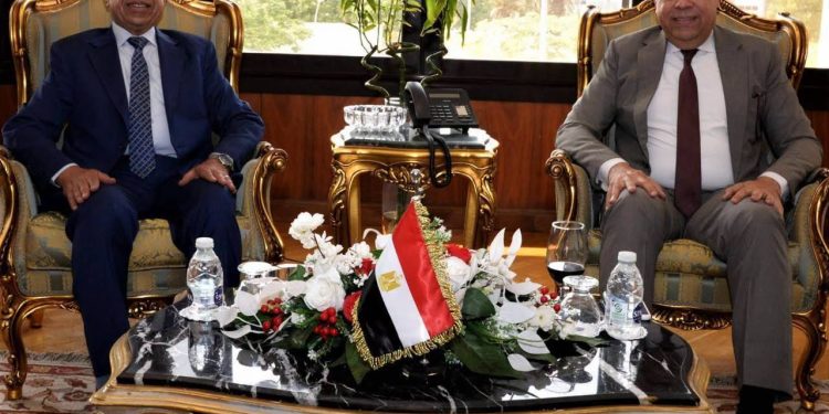 وزارة الطيران والأكاديمية العربية توقعان بروتوكولًا لتأهيل الكوادر وتنفيذ برامج الدراسات العليا للعاملين