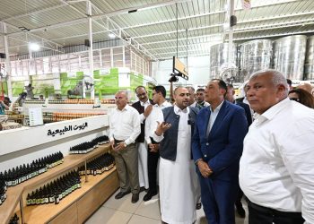 رئيس الوزراء يتفقد معصرة زيتون “فيرجينيا” المطورة