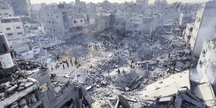 This image grab taken from AFPTV video footage shows Palestinians checking the destruction in the aftermath of an Israeli strike on the Jabalia refugee camp in the Gaza Strip, on November 1, 2023, amid ongoing battles between Israel and the Palestinian Hamas movement. Thousands of civilians, both Palestinians and Israelis, have died since October 7, 2023, after Palestinian Hamas militants based in the Gaza Strip entered southern Israel in an unprecedented attack triggering a war declared by Israel on Hamas with retaliatory bombings on Gaza. (Photo by AFP) تطور مُفاجئ في غزة .. الفصائل تكشف موعد وقف التصعيد والاغتيالات
