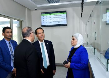 الرئيس التنفيذي لهيئة الاستثمار يتفقد مركز خدمات المستثمرين بفرع السادس من أكتوبر