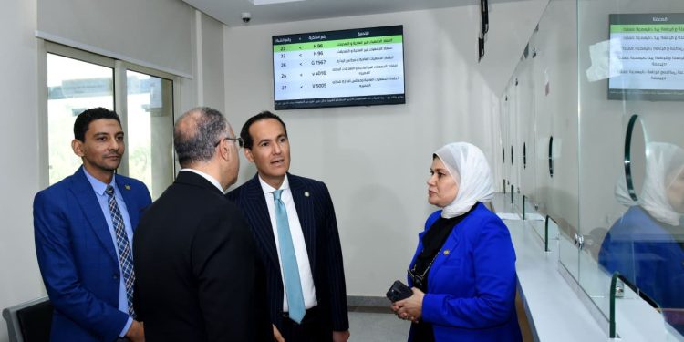 الرئيس التنفيذي لهيئة الاستثمار يتفقد مركز خدمات المستثمرين بفرع السادس من أكتوبر