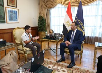 وزير الاتصالات يكرم الطفل مارتيروس مينا البالغ من العمر 10 أعوام لتميزه العالمي في البرمجة والروبوتات