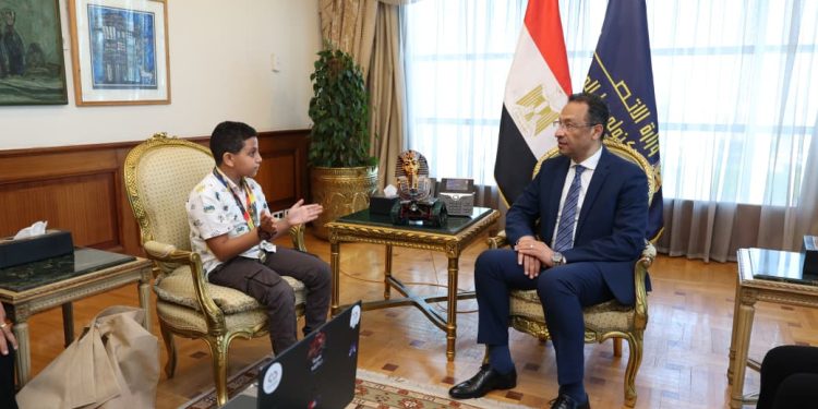 وزير الاتصالات يكرم الطفل مارتيروس مينا البالغ من العمر 10 أعوام لتميزه العالمي في البرمجة والروبوتات