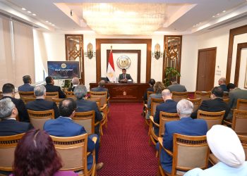 وزير الصناعة يلتقي رؤساء البعثات الدبلوماسية المنقولين للعمل بالخارج للتعريف بخطط وأولويات الوزارة
