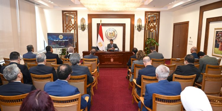 وزير الصناعة يلتقي رؤساء البعثات الدبلوماسية المنقولين للعمل بالخارج للتعريف بخطط وأولويات الوزارة