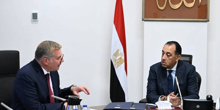 رئيس الوزراء يتابع مع وزير البترول عدداً من ملفات العمل