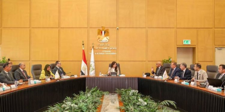 وزيرة الإسكان تلتقي مسئولي «مواصلات مدن مصر» لبحث تطوير منظومة النقل الجماعي بالمدن الجديدة