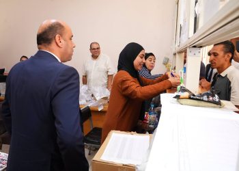 وزير العمل يفاجئ مديرية عمل القاهرة: خدمة المواطن أولوية.. وتوجيهات الرئيس السيسي منهج للعمل اليومي