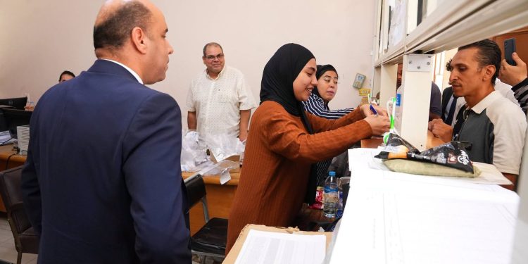 وزير العمل يفاجئ مديرية عمل القاهرة: خدمة المواطن أولوية.. وتوجيهات الرئيس السيسي منهج للعمل اليومي