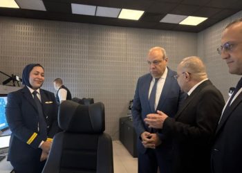 وزير الطيران يتفقد التشغيل التجريبي للأنظمة الرادارية الجديدة بمطار القاهرة
