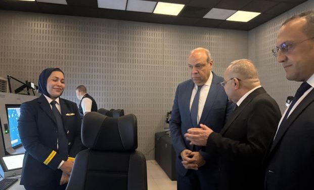 وزير الطيران يتفقد التشغيل التجريبي للأنظمة الرادارية الجديدة بمطار القاهرة