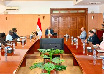 وزير الري يبحث مع الوفد الأوغندي تعزيز التعاون في مكافحة الحشائش المائية بالبحيرات العظمى
