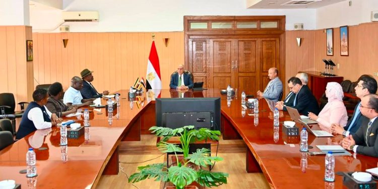 وزير الري يبحث مع الوفد الأوغندي تعزيز التعاون في مكافحة الحشائش المائية بالبحيرات العظمى