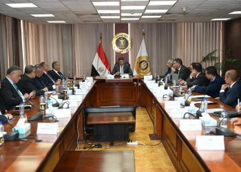 وزير الصناعة يبحث مع اتحاد الصناعات المصرية وممثلي شعبة الصناعات المغذية لصناعة السيارات