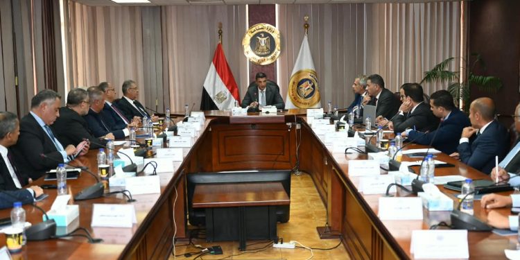 وزير الصناعة يبحث مع اتحاد الصناعات المصرية وممثلي شعبة الصناعات المغذية لصناعة السيارات