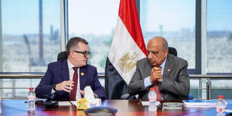وزيرا الكهرباء والتخطيط يبحثان خطة الاستثمارات العامة وتعزيز تمويل مشروعات الطاقة والمعادن النادرة