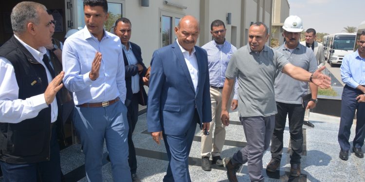 وزير الصناعة يختتم زيارته بالمنطقة الاقتصادية لقناة السويس بتفقد مجمعي الأسمدة الفوسفاتية والأزوتية