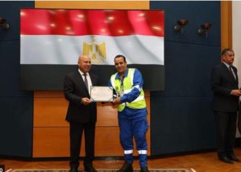 وزير النقل يتفقد مشروعات ميناء دمياط ويكرم 74 من القادة والعاملين بالميناء