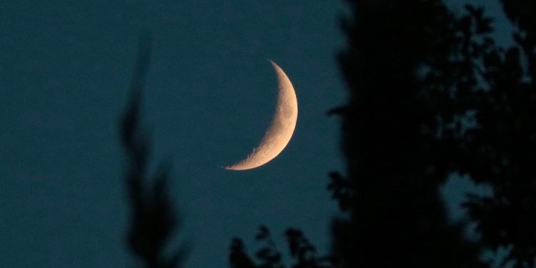 مشاهد بالعين المجردة.. الليلة هلال ربيع الأول يزين سماء الغروب