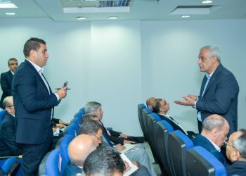 وزير الإنتاج الحربي يتابع سير العملية البحثية بمركز التميز العلمي والتكنولوجي