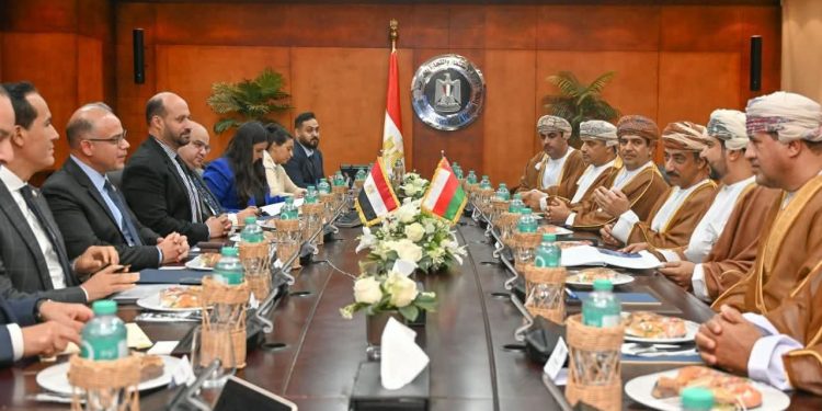 مصر وعُمان تبحثان تعزيز الشراكة الاستثمارية والتجارية والتكامل بين المناطق الحرة