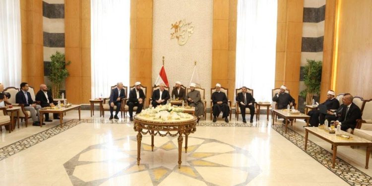 وزير الأوقاف يستقبل وفدًا من داغستان بمسجد مصر الكبير