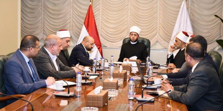 وزير الأوقاف يعقد اجتماعًا بموفدي الوزارة بالخارج عبر تقنية الاتصال المرئي