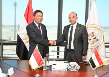 وزير الاستثمار والتجارة يبحث مع سفير سنغافورة تعزيز التعاون الاستثماري والتجاري