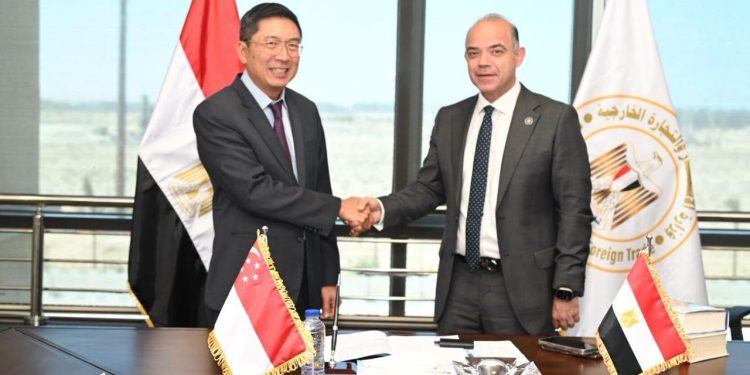 وزير الاستثمار والتجارة يبحث مع سفير سنغافورة تعزيز التعاون الاستثماري والتجاري