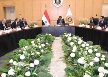 وزير الصناعة يعقد اجتماعًا موسعًا مع غرفة صناعات مواد البناء لبحث التحديات وسبل حلها