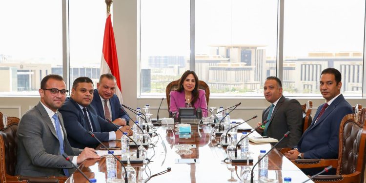 وزيرة الإسكان تستعرض رؤية الوزارة لتطوير آليات العمل بالهيئة العامة للتنمية السياحية وتعظيم الاستفادة من الفرص الاستثمارية