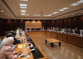 وزير السياحة يبحث مع قيادات الوزارة والآثار تحديات العمل وفرص تطوير الأداء المؤسسي