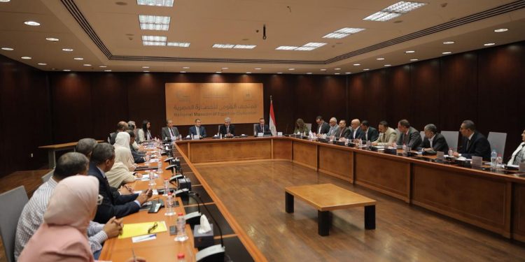 وزير السياحة يبحث مع قيادات الوزارة والآثار تحديات العمل وفرص تطوير الأداء المؤسسي