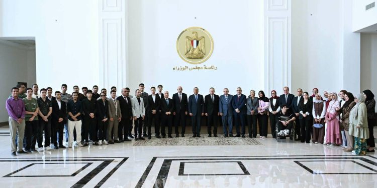 رئيس الوزراء يلتقى أوائل طلبة شهادة الثانوية العامة