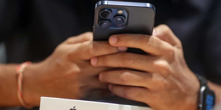 أبل تستعد لدفع تعويضات لمستخدمي آيفون.. تفاصيل وشروط الحصول عليها
