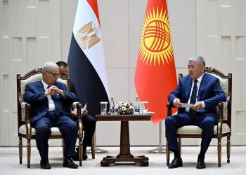 نائب رئيس الوزراء للشؤون الاقتصادية يلتقي رئيس الوزراء القيرغيزي في “بيشكيك” لبحث تعزيز التعاون المشترك