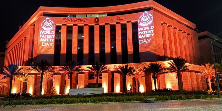 إضاءة مبنى وزارة الصحة باللون البرتقالي احتفالًا باليوم العالمي لسلامة المرضى