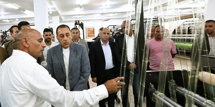 رئيس الوزراء يتفقد الشركة المصرية لتصنيع الشباك وأدوات الصيد ويطلع على خطة توسعاتها المستقبلية