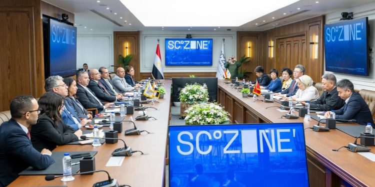 رئيس اقتصادية قناة السويس يبحث مع مسؤول صيني تعزيز التعاون الصناعي والاستثماري وجذب المزيد من الاستثمارات إلى المنطقة