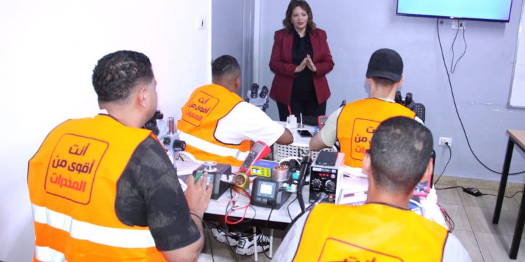صندوق مكافحة الإدمان يدرب دفعة جديدة من المتعافين على صيانة المحمول ويمنحهم شهادات معتمدة