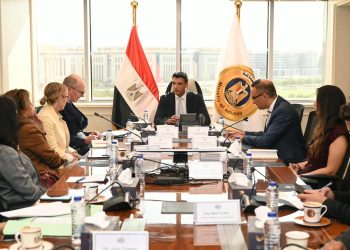 وزير الصناعة يبحث مع وفد البنك الأوروبي لإعادة الإعمار والتنمية مشروعات البنك في مصر