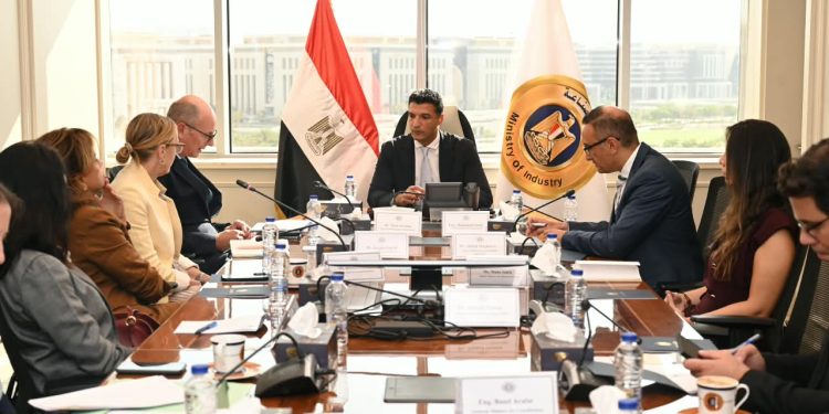 وزير الصناعة يبحث مع وفد البنك الأوروبي لإعادة الإعمار والتنمية مشروعات البنك في مصر