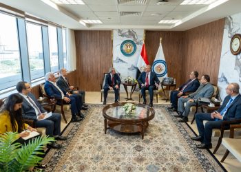 وزير البترول يبحث مع وفد «إيني» الإيطالية التعجيل بتنمية الاكتشافات الجديدة وزيادة الإنتاج