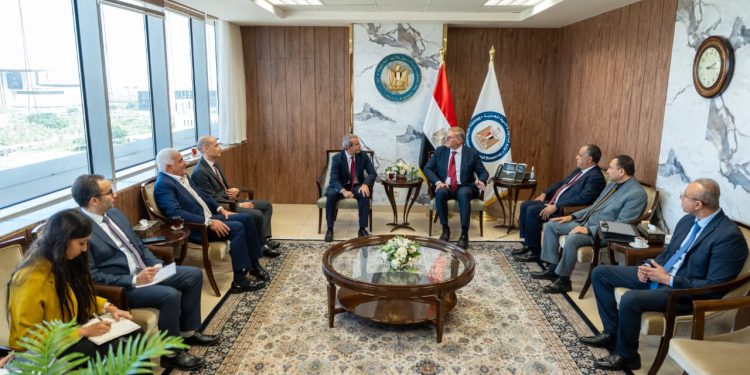 وزير البترول يبحث مع وفد «إيني» الإيطالية التعجيل بتنمية الاكتشافات الجديدة وزيادة الإنتاج