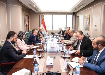 الكهرباء والتخطيط تبحثان فرص الاستثمار في تحلية مياه البحر واستخلاص الأملاح والعناصر النادرة من خلال استغلال البنية الأساسية القائمة