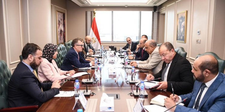 الكهرباء والتخطيط تبحثان فرص الاستثمار في تحلية مياه البحر واستخلاص الأملاح والعناصر النادرة من خلال استغلال البنية الأساسية القائمة
