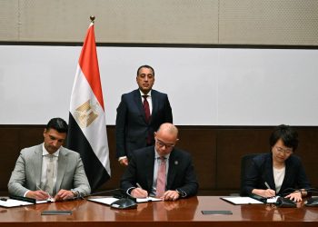 رئيس الوزراء يشهد توقيع مذكرة تفاهم لإقامة قاعدة لتخطيط وإنشاء مصانع السيارات ووسائل النقل في مصر