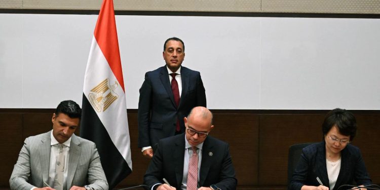 رئيس الوزراء يشهد توقيع مذكرة تفاهم لإقامة قاعدة لتخطيط وإنشاء مصانع السيارات ووسائل النقل في مصر