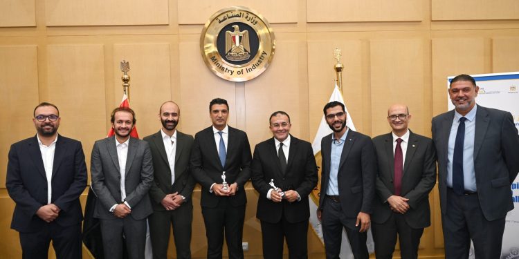 وزير الصناعة يشهد مراسم إطلاق وتسليم أول روبوت صناعي مصري بأيادٍ وعقول مصرية وتكنولوجيا محلية